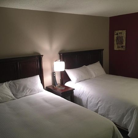 Jolly Giant Pub & Motel Willow Bunch المظهر الخارجي الصورة