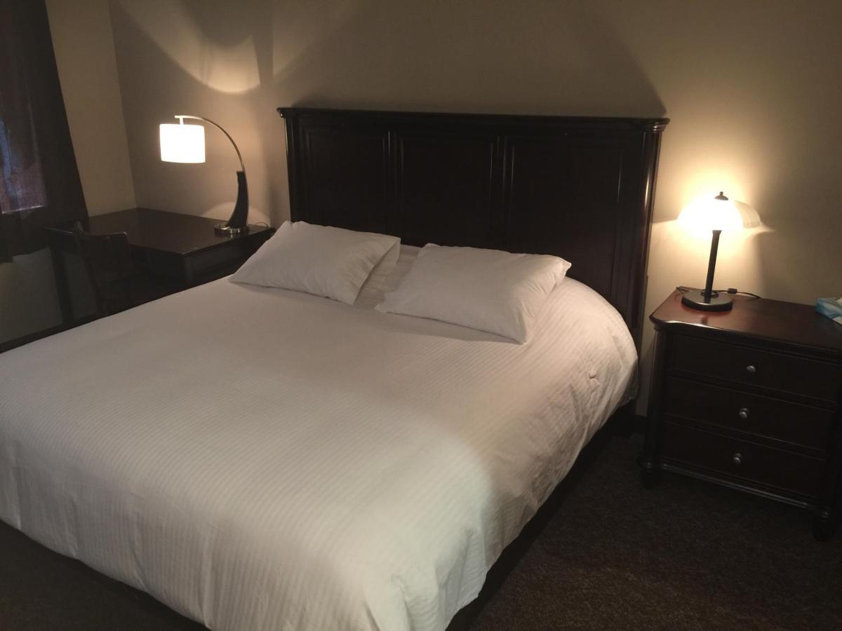 Jolly Giant Pub & Motel Willow Bunch المظهر الخارجي الصورة