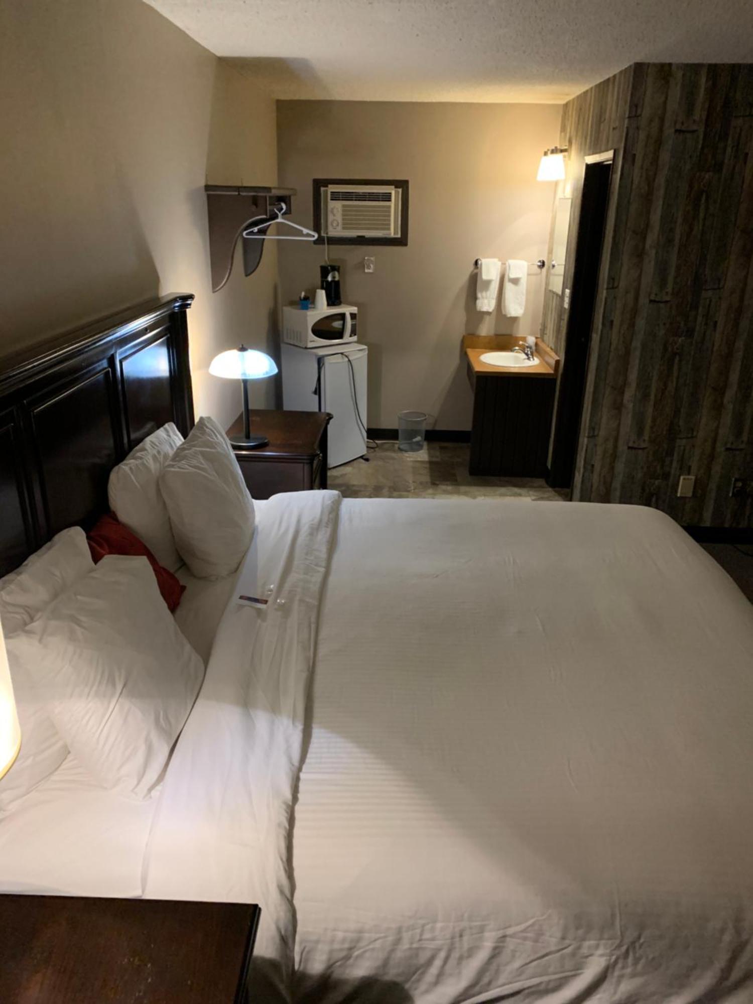 Jolly Giant Pub & Motel Willow Bunch المظهر الخارجي الصورة