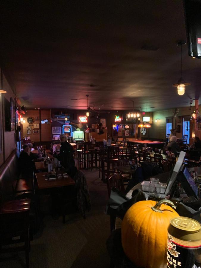 Jolly Giant Pub & Motel Willow Bunch المظهر الخارجي الصورة