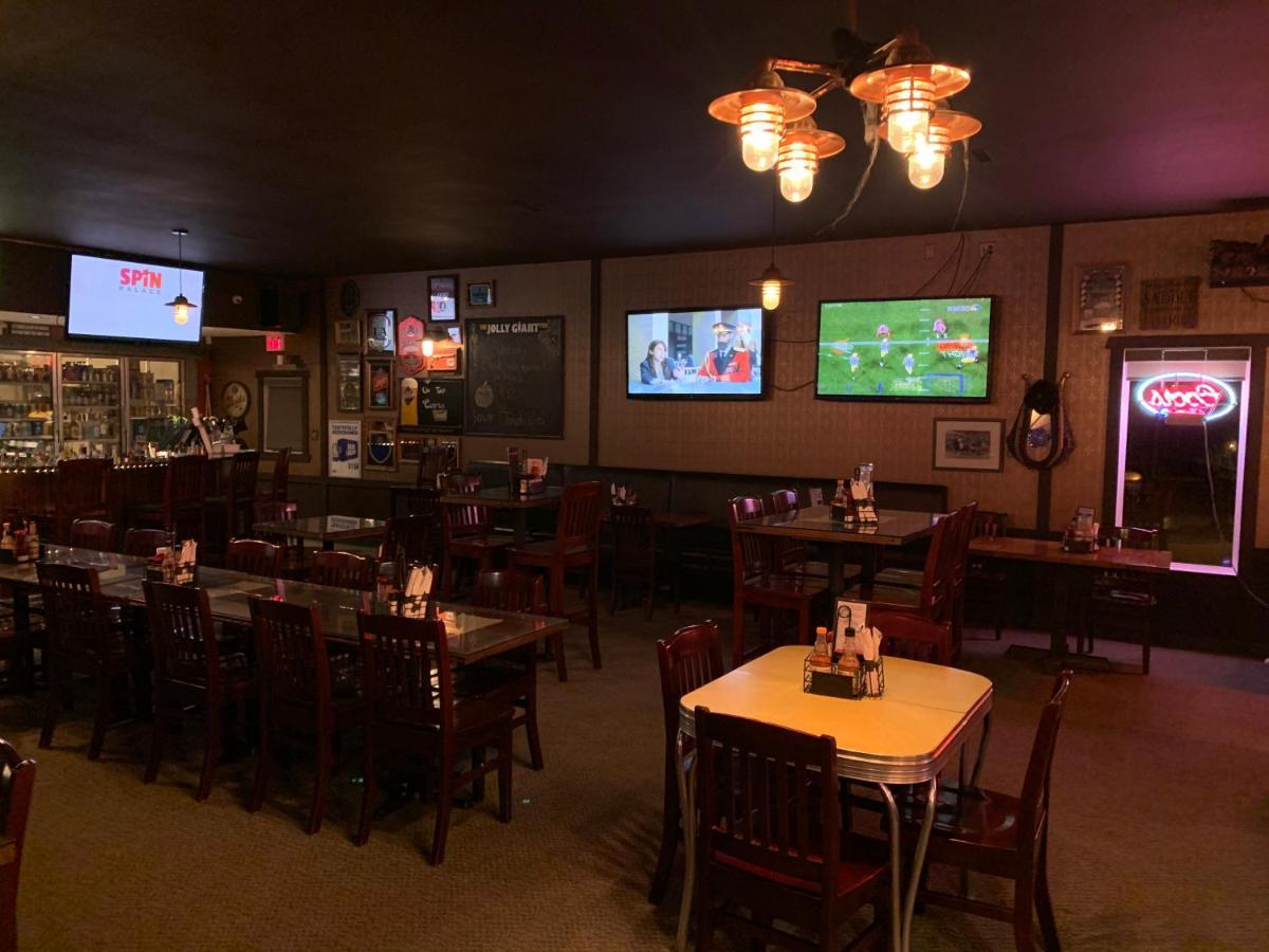 Jolly Giant Pub & Motel Willow Bunch المظهر الخارجي الصورة