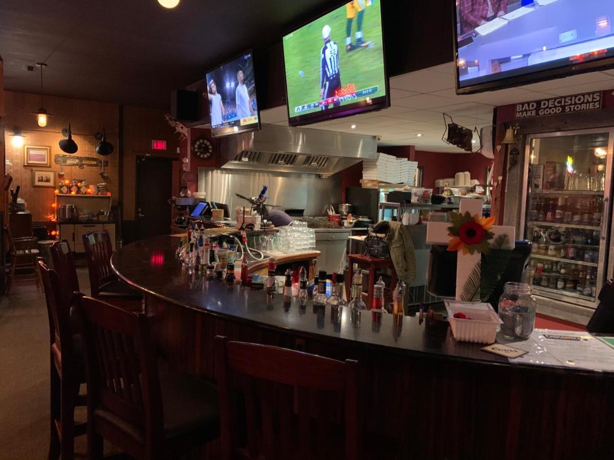 Jolly Giant Pub & Motel Willow Bunch المظهر الخارجي الصورة