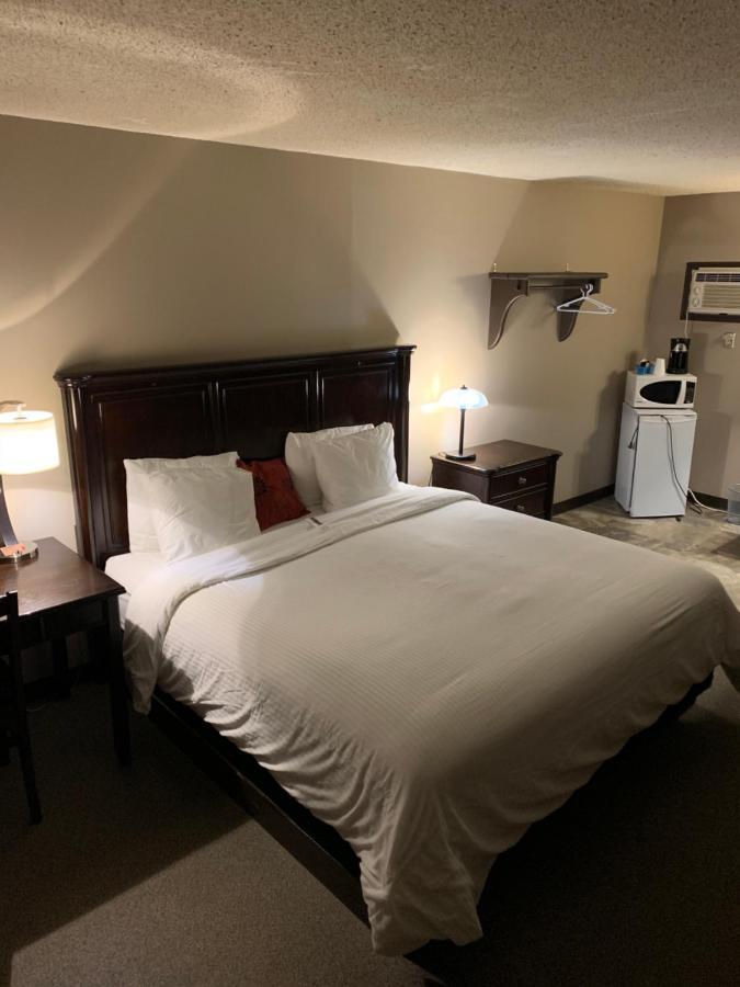 Jolly Giant Pub & Motel Willow Bunch المظهر الخارجي الصورة