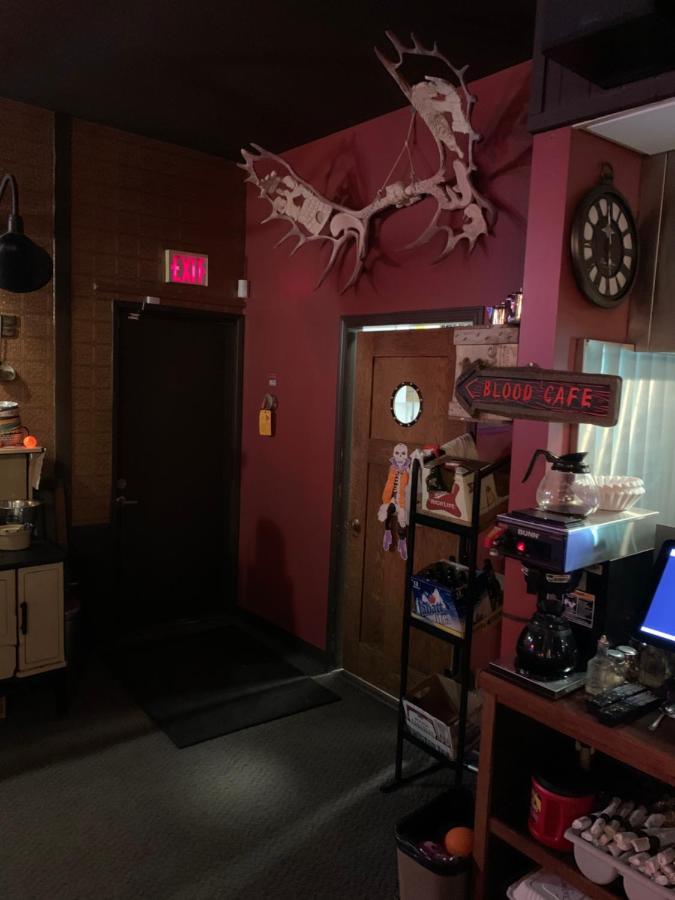 Jolly Giant Pub & Motel Willow Bunch المظهر الخارجي الصورة