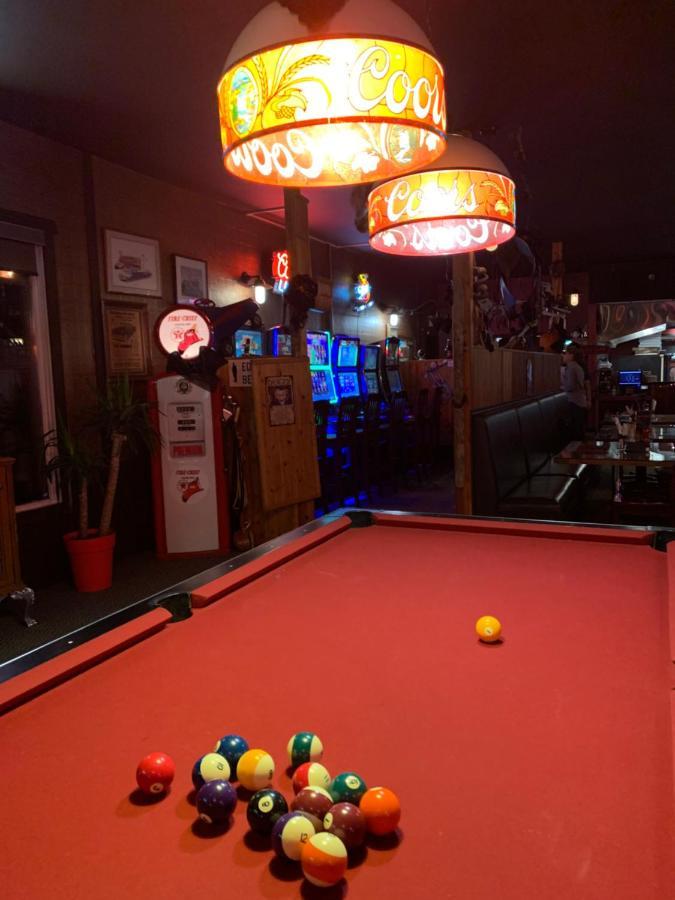 Jolly Giant Pub & Motel Willow Bunch المظهر الخارجي الصورة