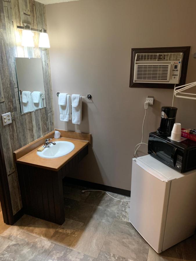 Jolly Giant Pub & Motel Willow Bunch المظهر الخارجي الصورة