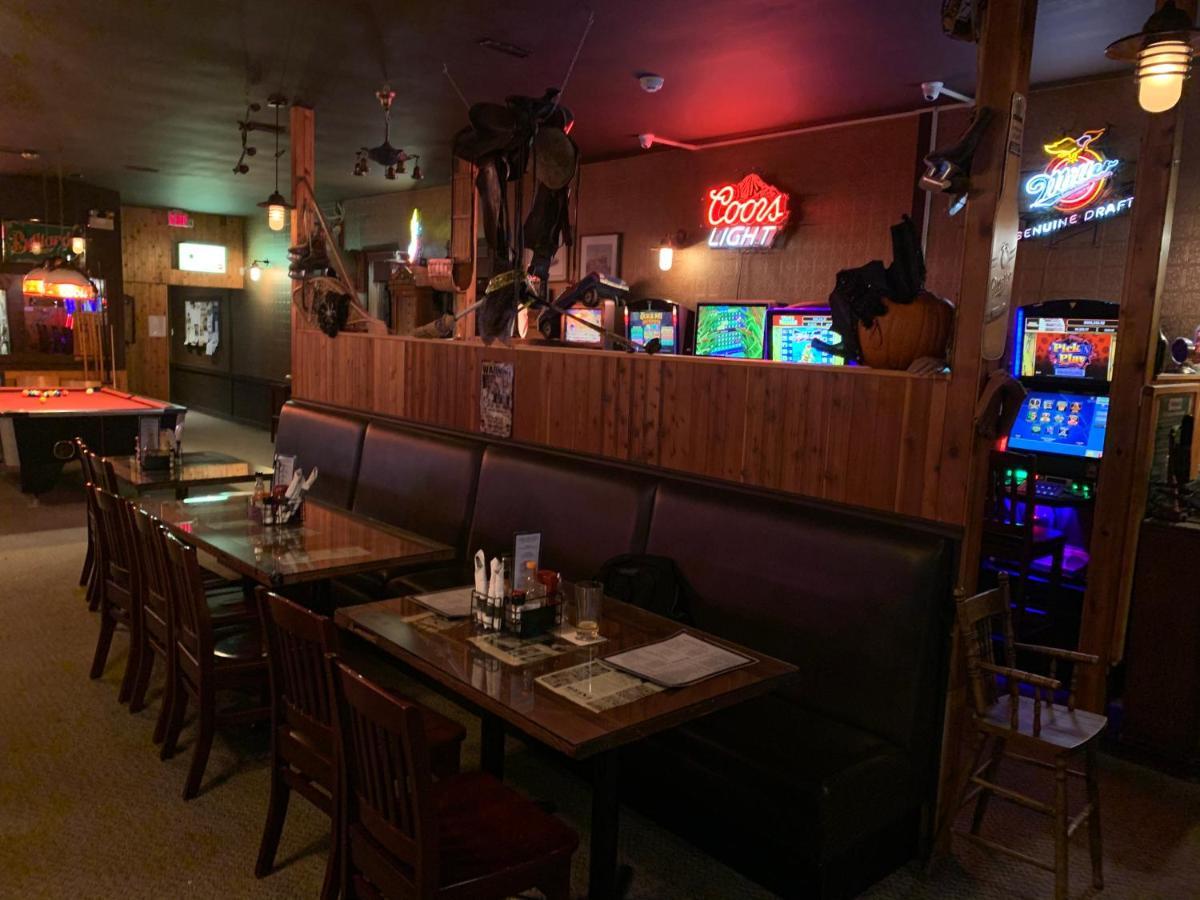 Jolly Giant Pub & Motel Willow Bunch المظهر الخارجي الصورة