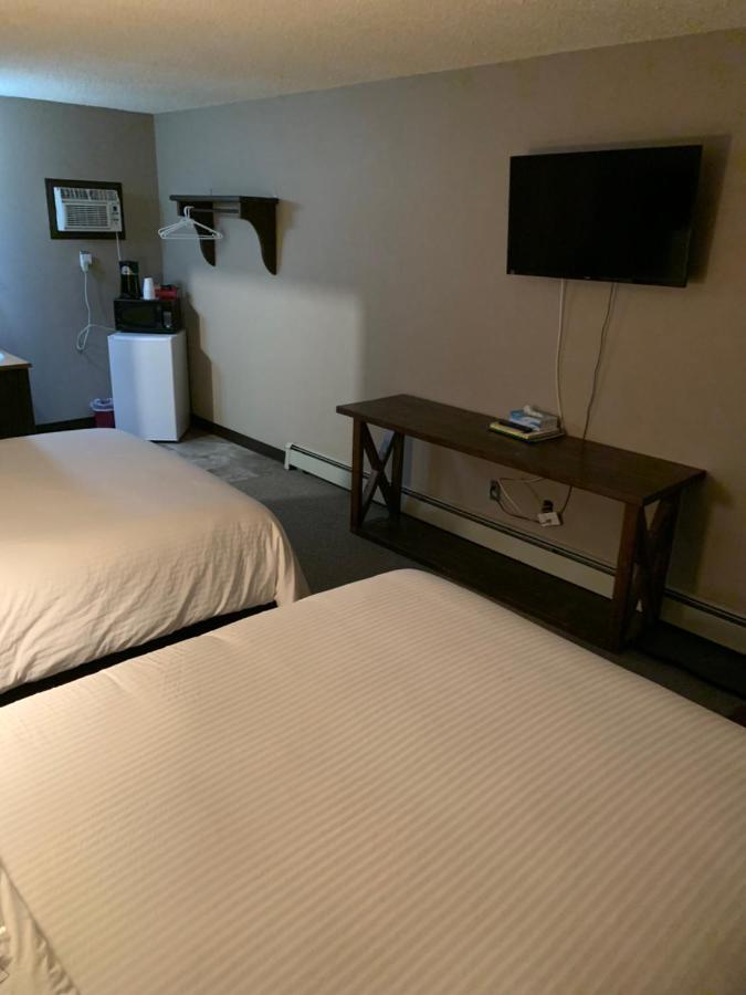 Jolly Giant Pub & Motel Willow Bunch المظهر الخارجي الصورة