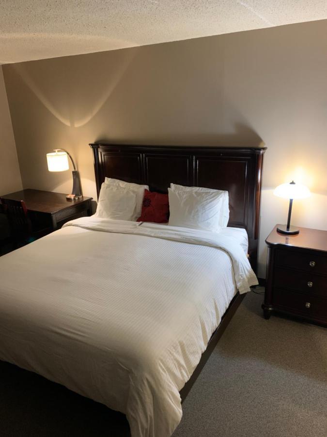 Jolly Giant Pub & Motel Willow Bunch المظهر الخارجي الصورة