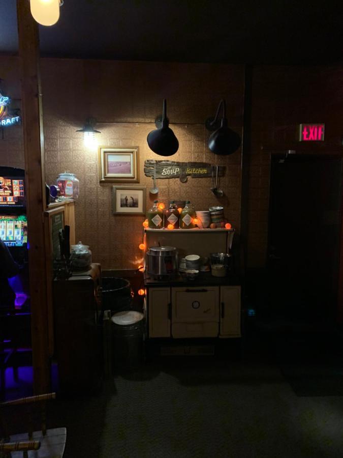 Jolly Giant Pub & Motel Willow Bunch المظهر الخارجي الصورة