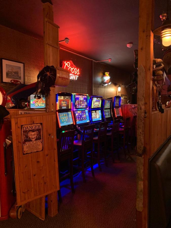 Jolly Giant Pub & Motel Willow Bunch المظهر الخارجي الصورة