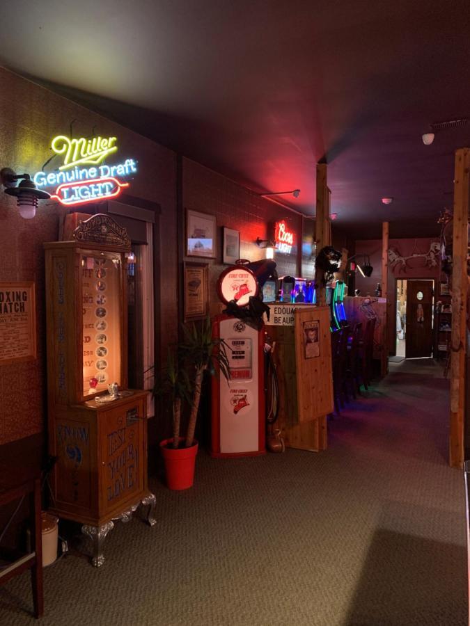 Jolly Giant Pub & Motel Willow Bunch المظهر الخارجي الصورة
